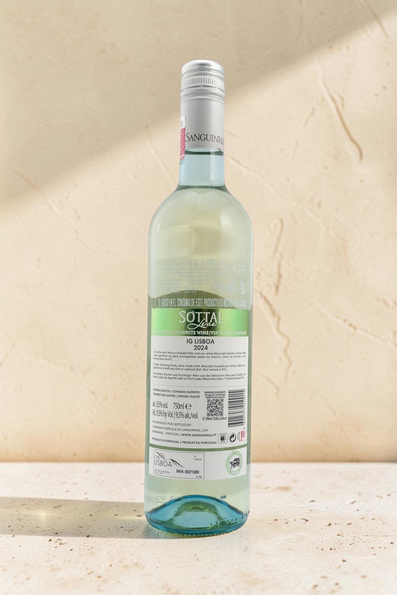 Botella de vino blanco Sanguinhal Sottal de Wellnex, un vino fresco de Lisboa con notas de uva moscatel y frutas.