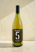 Botella de vino blanco Wellnex Madera 5 Sauvignon-Chardonnay de color amarillo paja brillante sobre fondo neutro