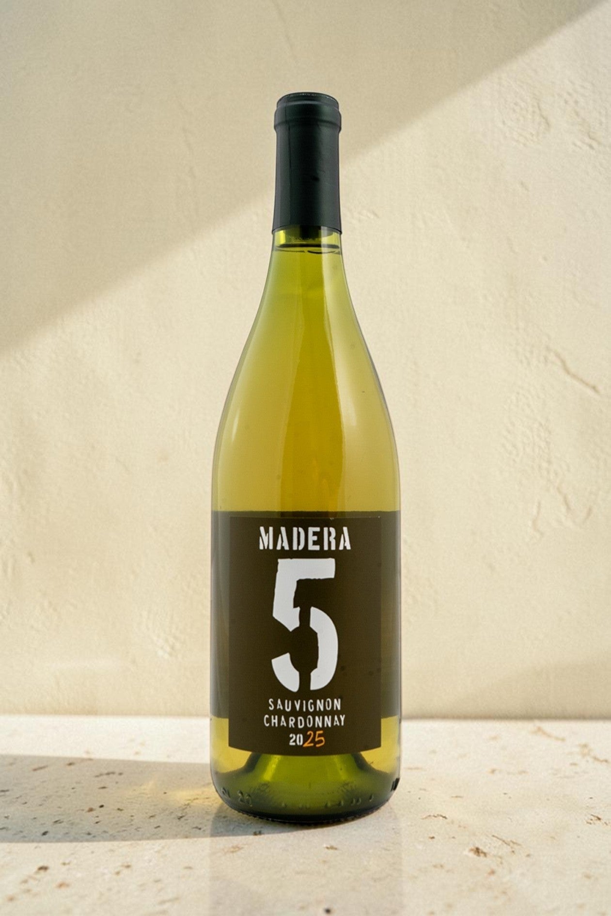 Botella de vino blanco Wellnex Madera 5 Sauvignon-Chardonnay de color amarillo paja brillante sobre fondo neutro