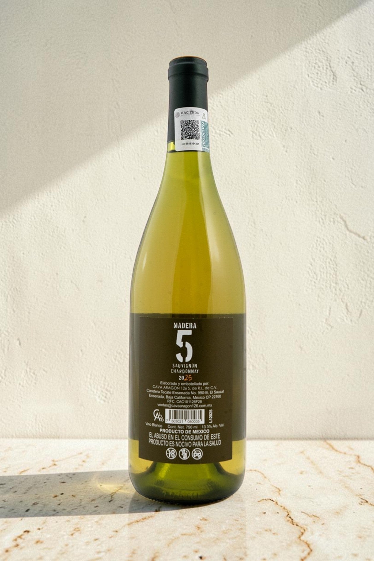 Botella de vino blanco Wellnex Sauvignon-Chardonnay con etiqueta negra y tonos amarillo paja brillante
