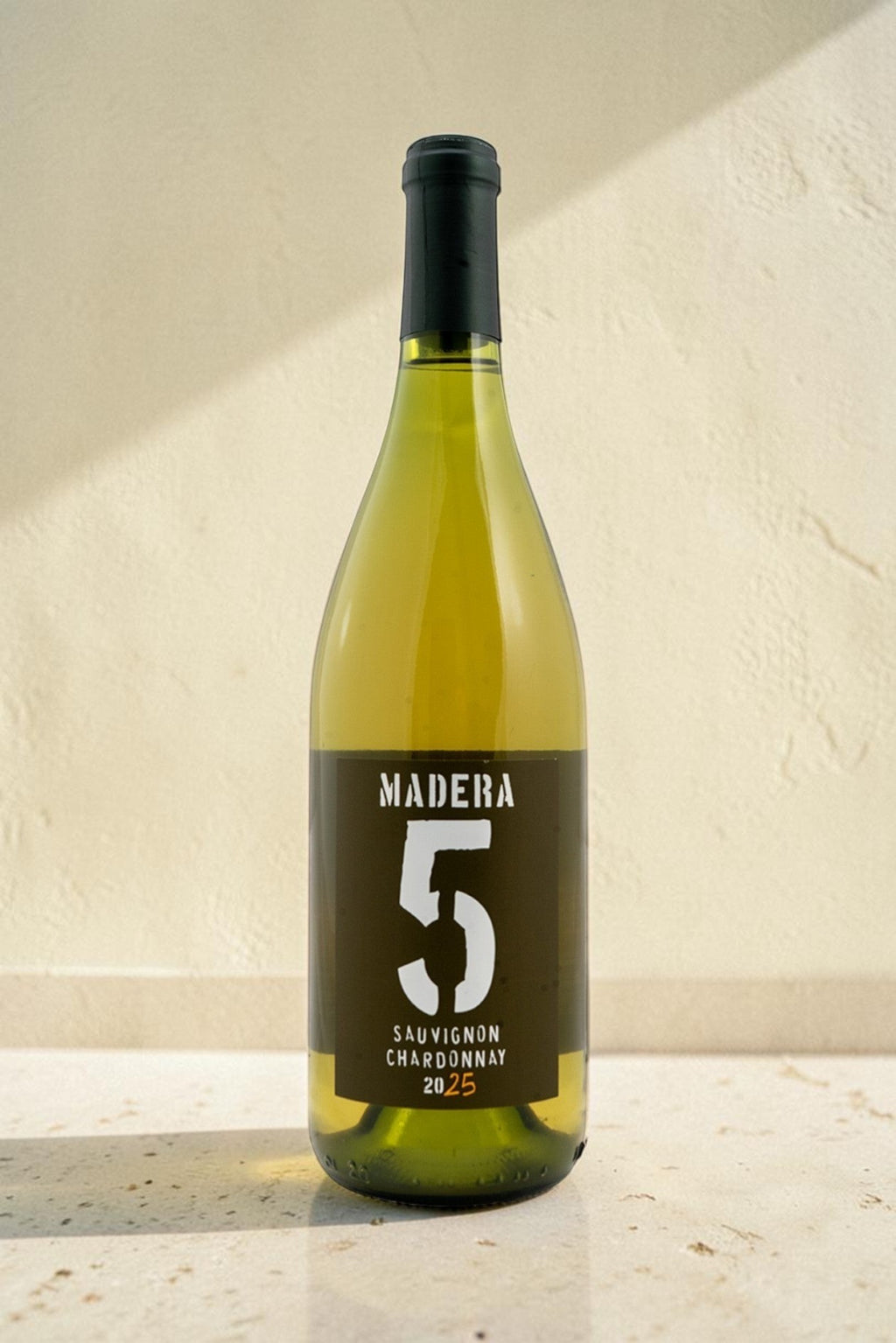 Botella de vino blanco Wellnex Sauvignon-Chardonnay de color amarillo paja brillante con etiqueta Madera 5