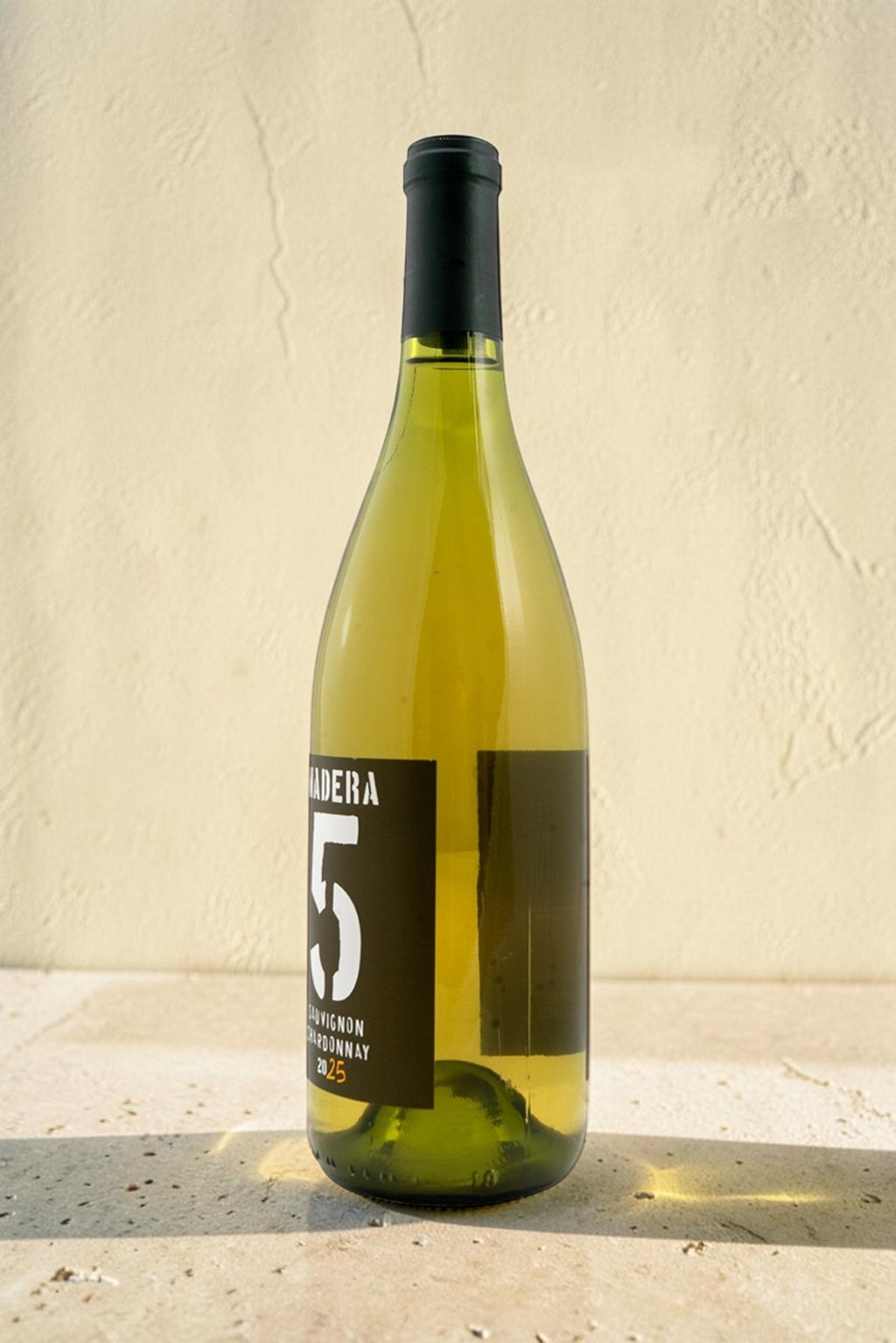 Botella de vino blanco Wellnex Sauvignon-Chardonnay de color amarillo paja brillante con etiqueta moderna