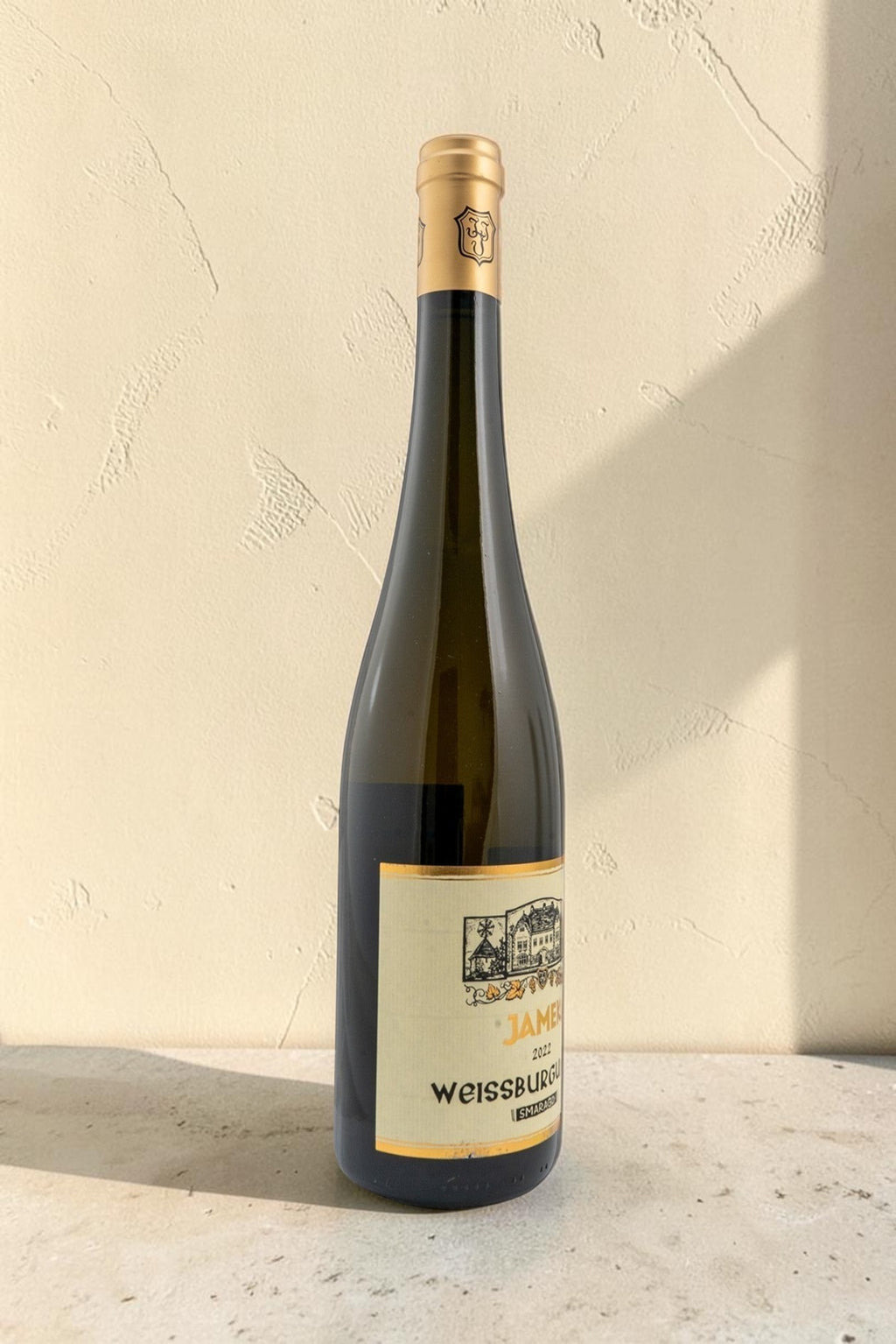 Botella de vino blanco Weingut Jamek VB Weissburgunder Smaragd de Wellnex sobre fondo neutro con iluminación cálida