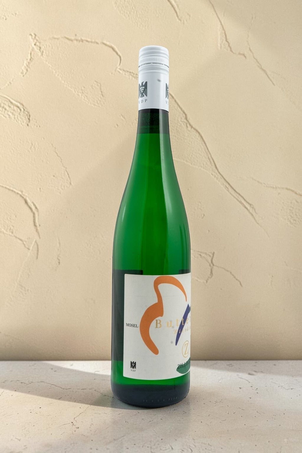 Botella de vino blanco Wellnex Weingut Zilliken Butterfly con etiqueta moderna sobre fondo neutro