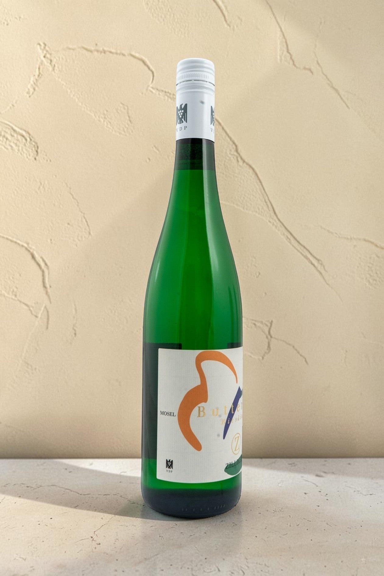 Botella de vino blanco Wellnex Weingut Zilliken Butterfly con etiqueta moderna sobre fondo neutro