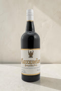 Botella de vino generoso Quinta Da Bela Vista DOC Carcavelos de Wellnex con etiqueta clásica y tapón blanco
