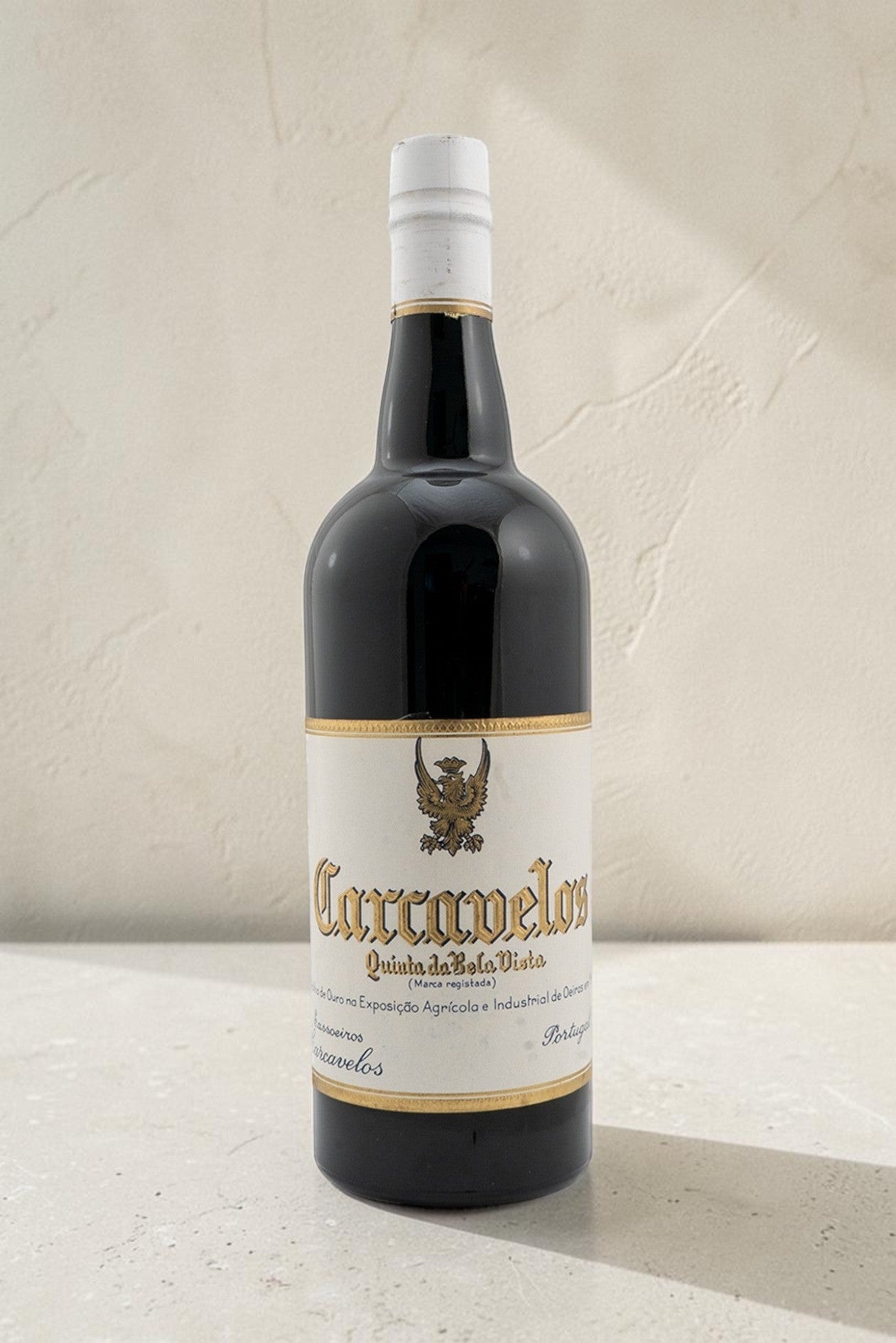 Botella de vino generoso Quinta Da Bela Vista DOC Carcavelos de Wellnex con etiqueta clásica y tapón blanco