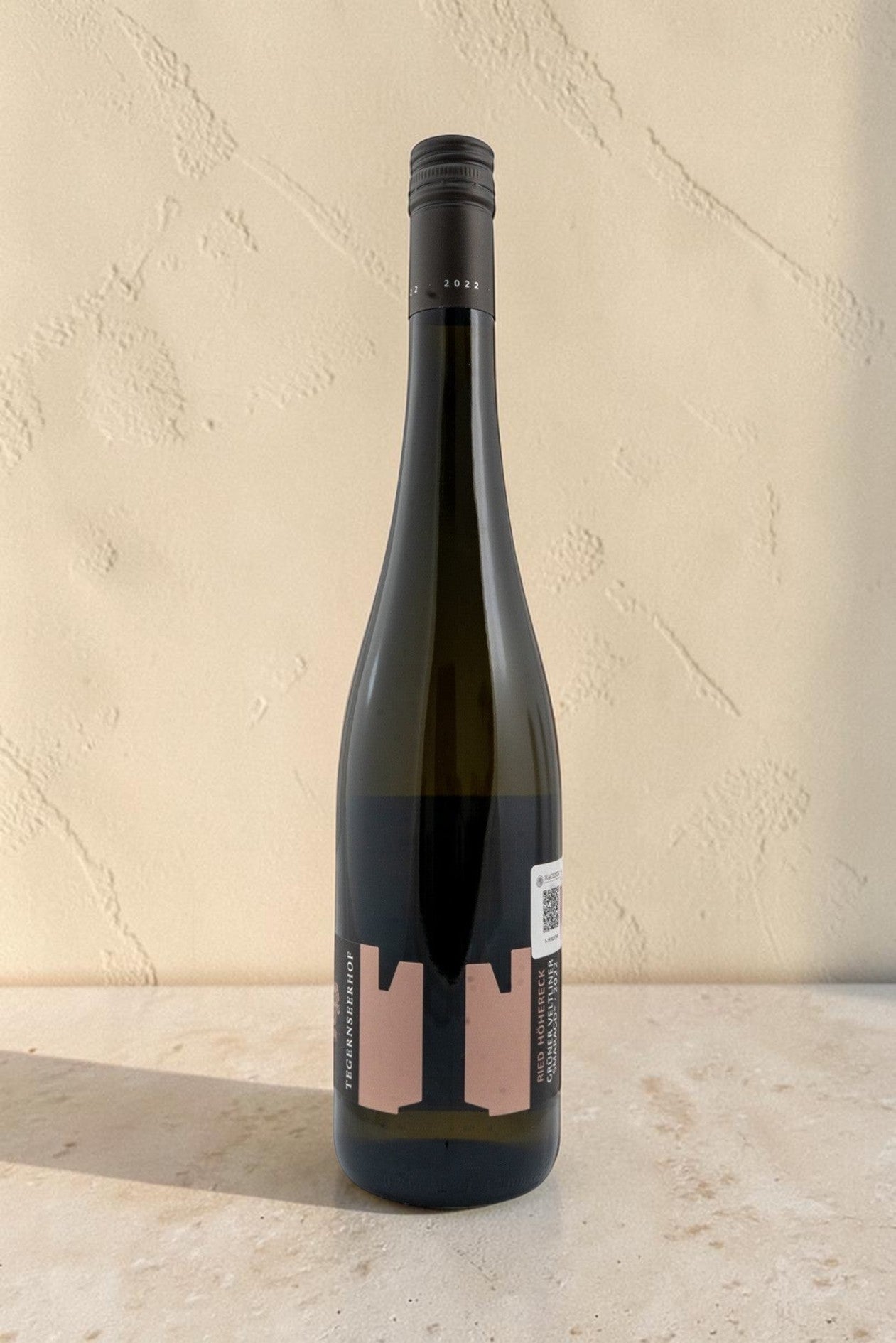 Botella de vino blanco Wellnex Weingut Tegernseerhof Gruner Veltliner Smaragd con etiqueta moderna y tapón de rosca
