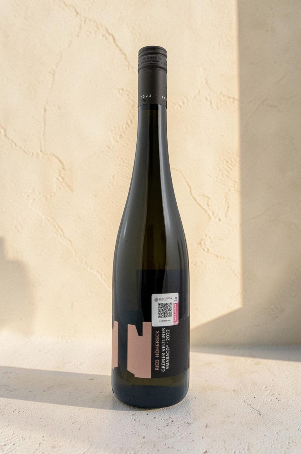 Botella de vino blanco Wellnex Weingut Tegernseerhof Ried Hohereck Gruner Veltliner Smaragd 2022 sobre fondo neutro