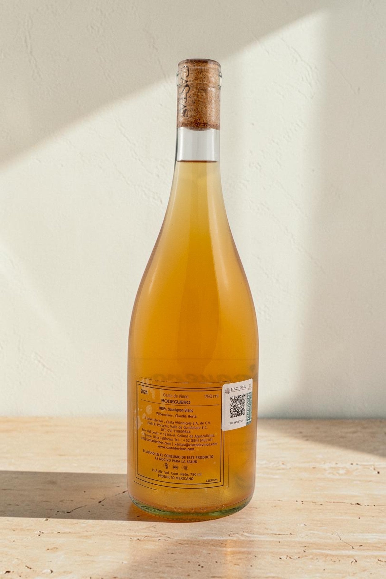 Botella de vino natural Bodeguero de Wellnex con color amarillo ámbar turbio y etiqueta informativa