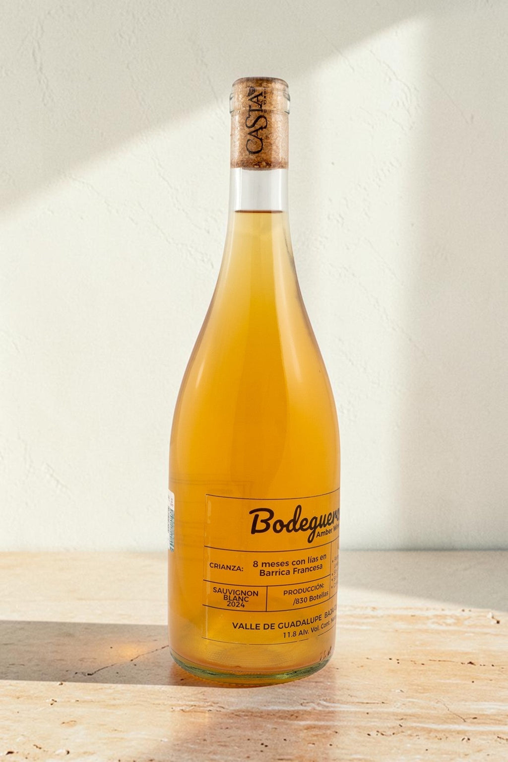 Botella de vino natural Bodeguero de Wellnex, un vino ámbar de Sauvignon Blanc con etiquetas informativas.