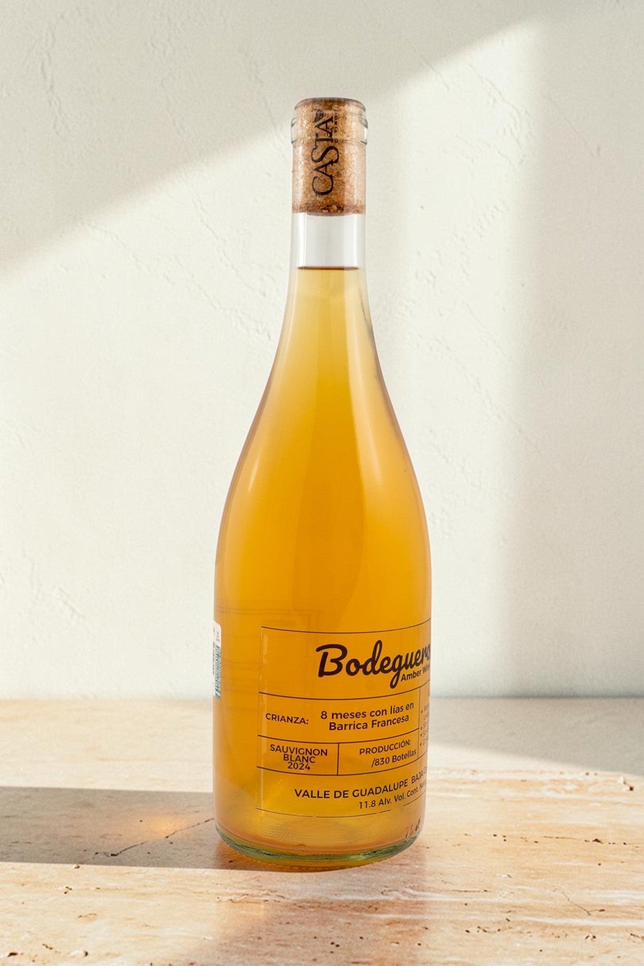 Botella de vino natural Bodeguero de Wellnex, un vino ámbar de Sauvignon Blanc con etiquetas informativas.