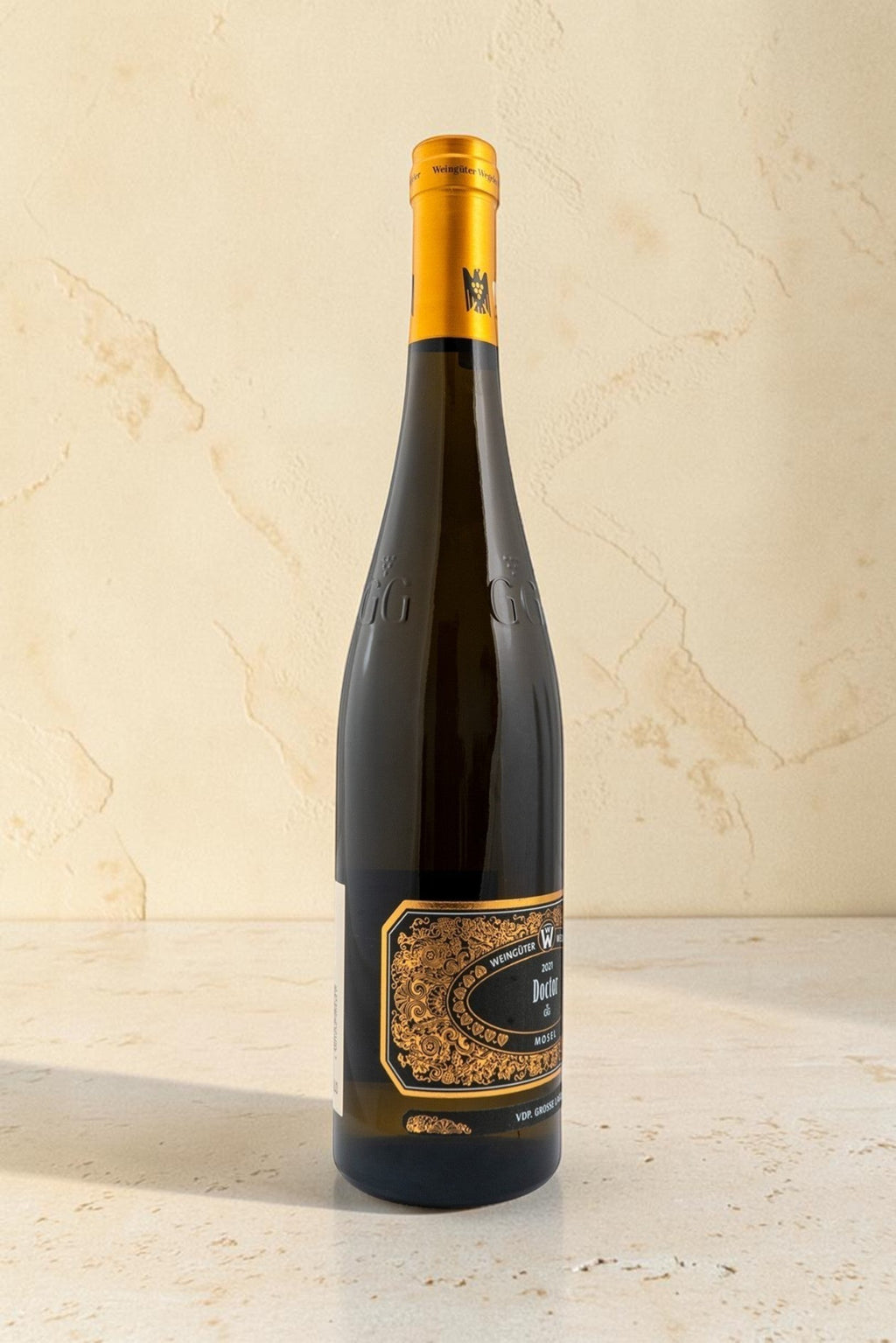 Botella de vino blanco Wellnex Weingut Wegeler Bernkasteler Doctor Riesling GG con etiqueta dorada ornamentada