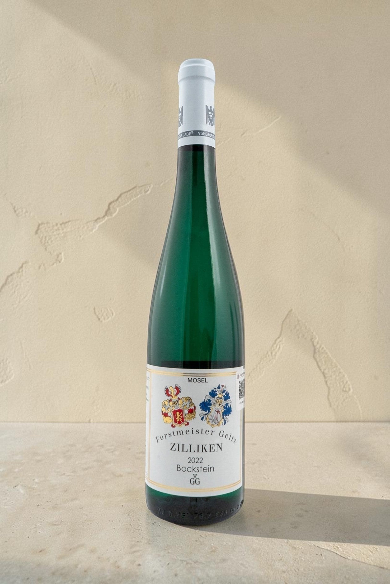 Botella de vino blanco Wellnex Weingut Zilliken VB Bockstein Riesling Grosses Gewachs sobre superficie de piedra