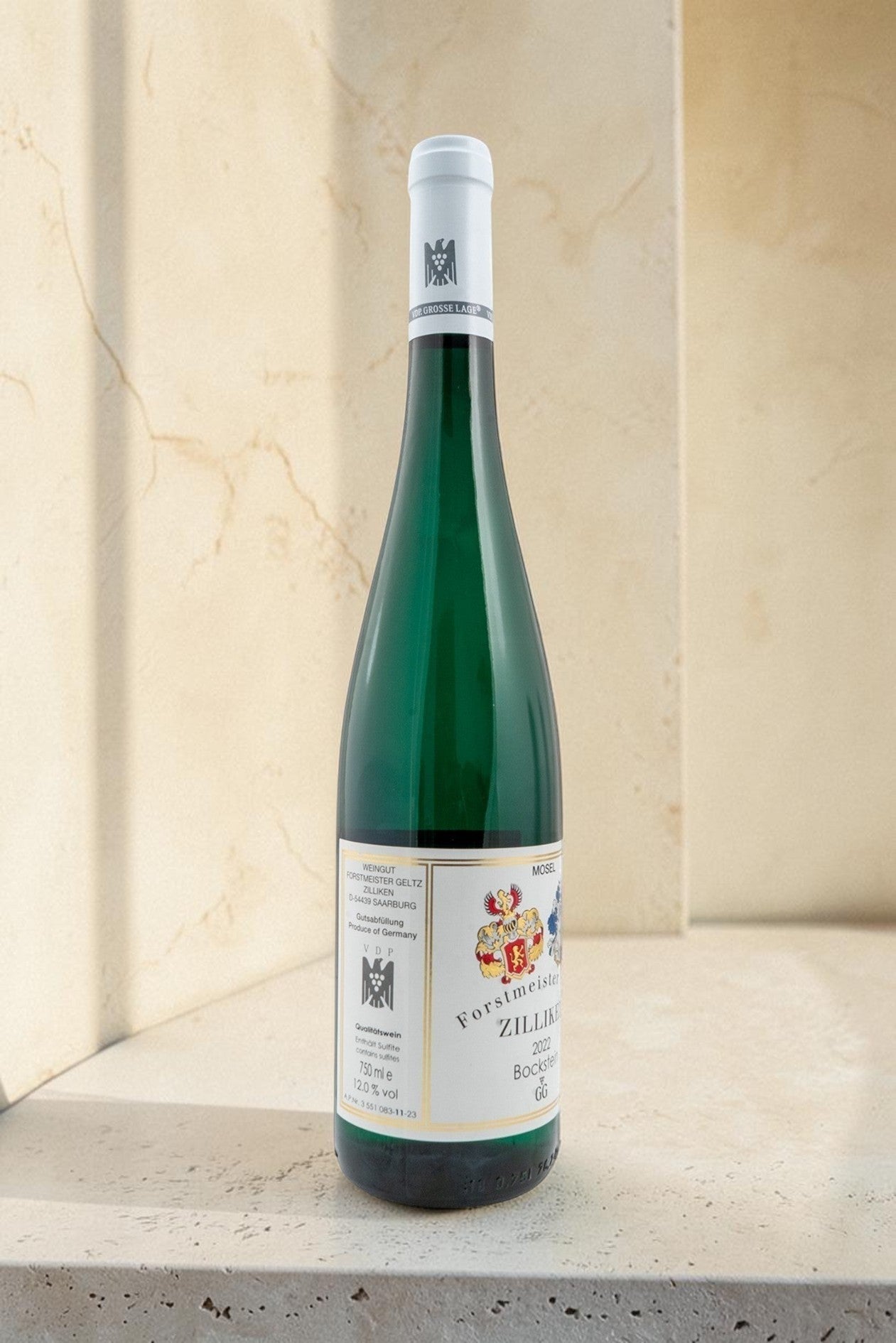 Botella de vino blanco Wellnex Weingut Zilliken VB Bockstein Riesling Grosses Gewachs sobre fondo neutro