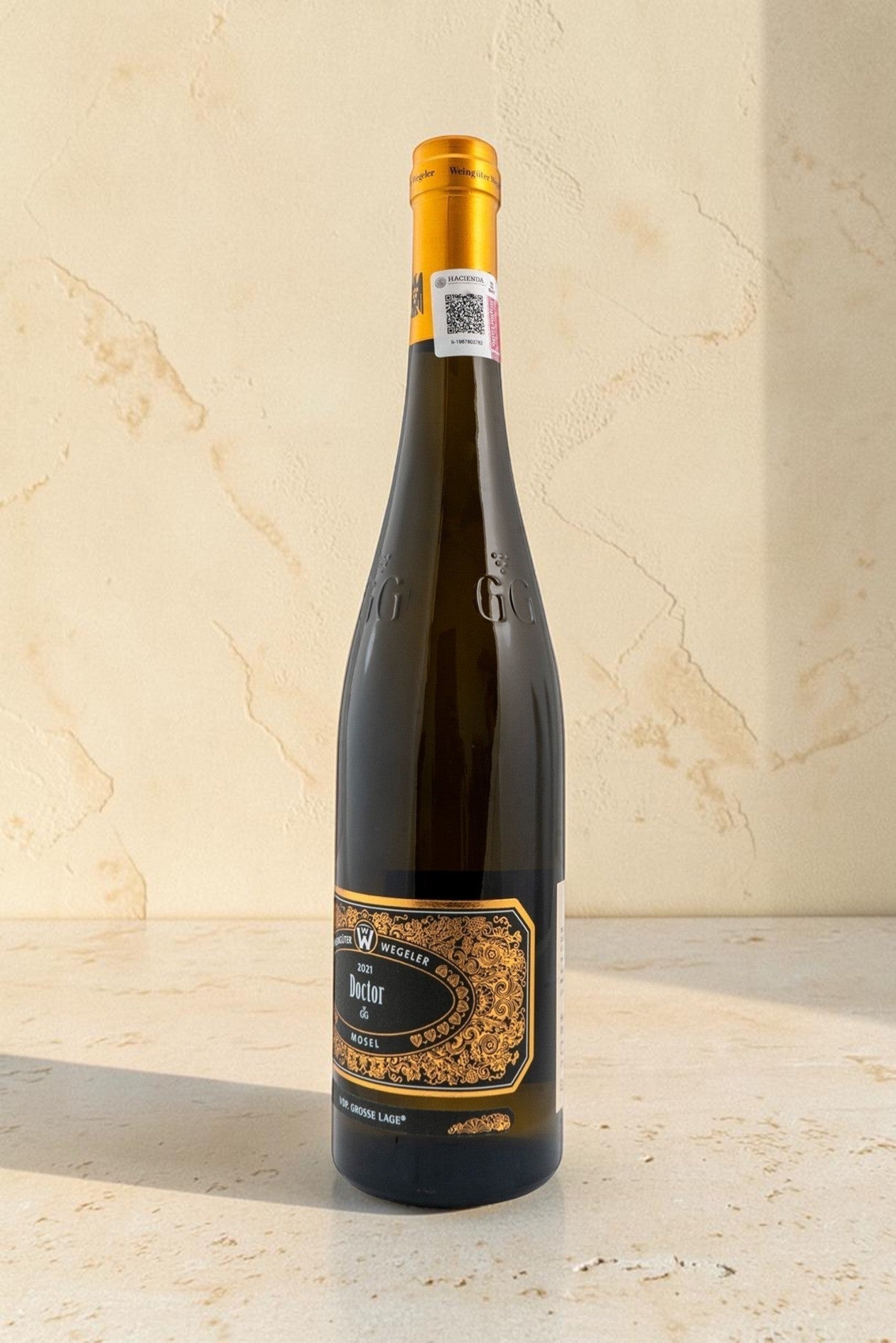 Botella de vino blanco Wellnex Weingut Wegeler Bernkasteler Doctor Riesling GG Trocken con etiqueta dorada elegante