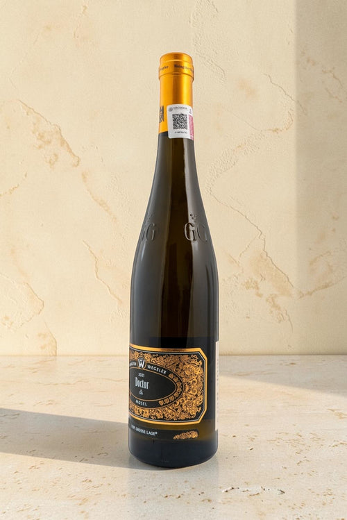 Botella de vino blanco Wellnex Weingut Wegeler Bernkasteler Doctor Riesling GG Trocken con etiqueta dorada elegante