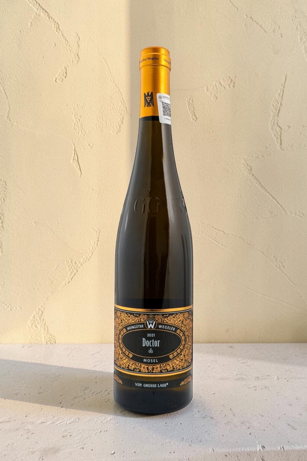 Botella de vino blanco Wellnex Weingut Wegeler Bernkasteler Doctor Riesling GG 2021 con etiqueta elegante y dorada