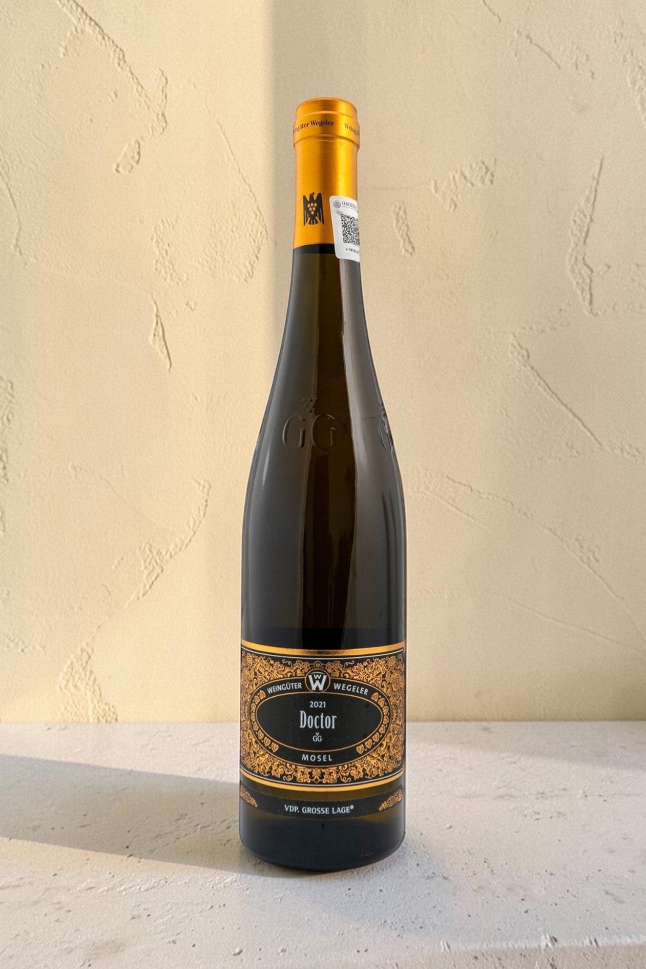 Botella de vino blanco Wellnex Weingut Wegeler Bernkasteler Doctor Riesling GG 2021 con etiqueta elegante y dorada