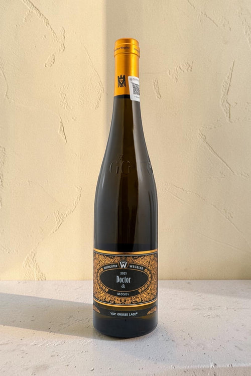 Botella de vino blanco Wellnex Weingut Wegeler Bernkasteler Doctor Riesling GG 2021 con etiqueta elegante y dorada