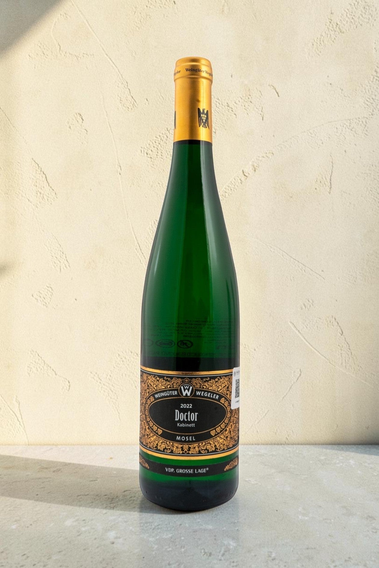 Botella de vino blanco Wellnex Weingut Wegeler Bernkasteler Doctor Riesling Kabinett 2022 con etiqueta elegante