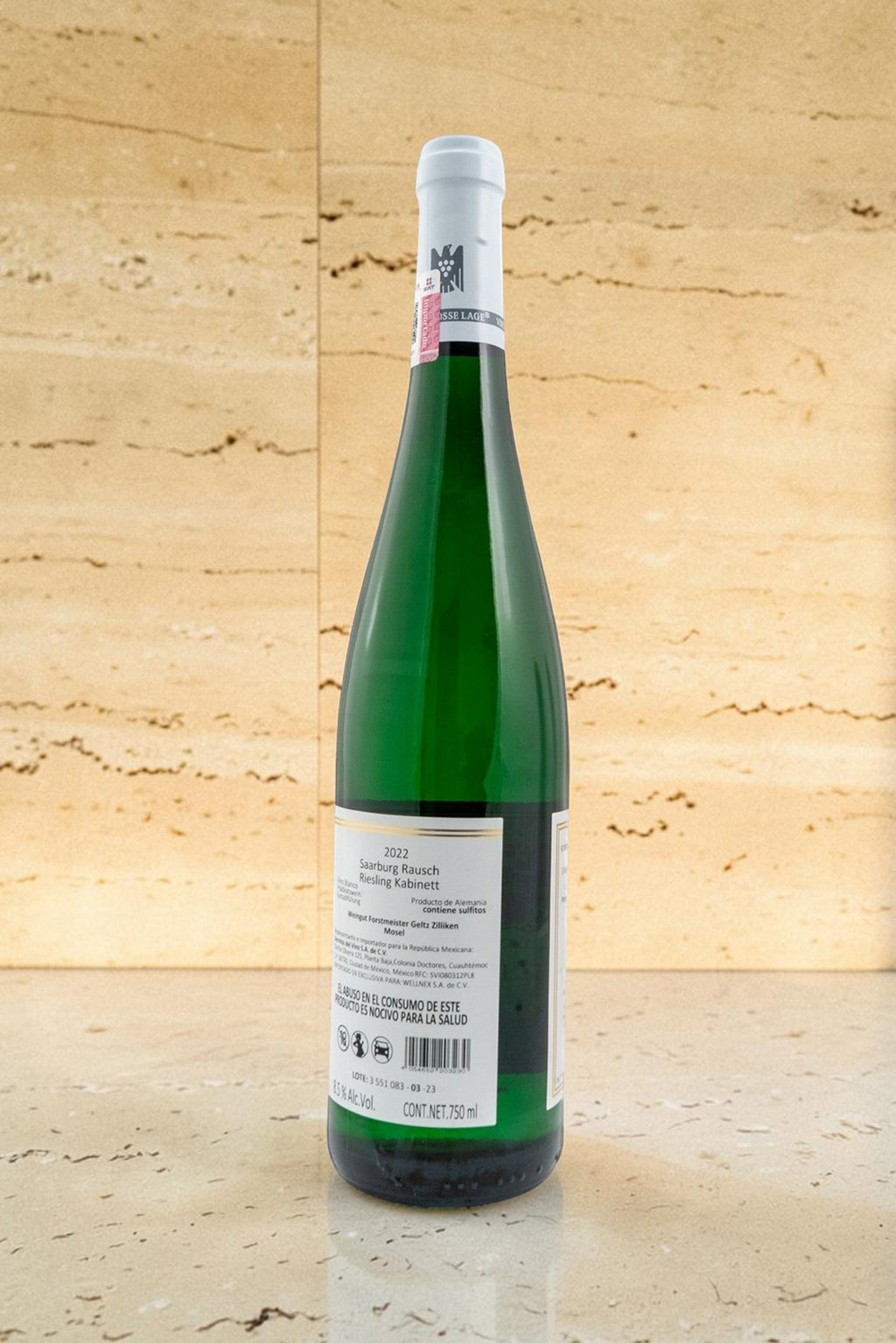 Botella de vino blanco Weingut Zilliken Saarburg Rausch Riesling Kabinett de Wellnex sobre superficie clara