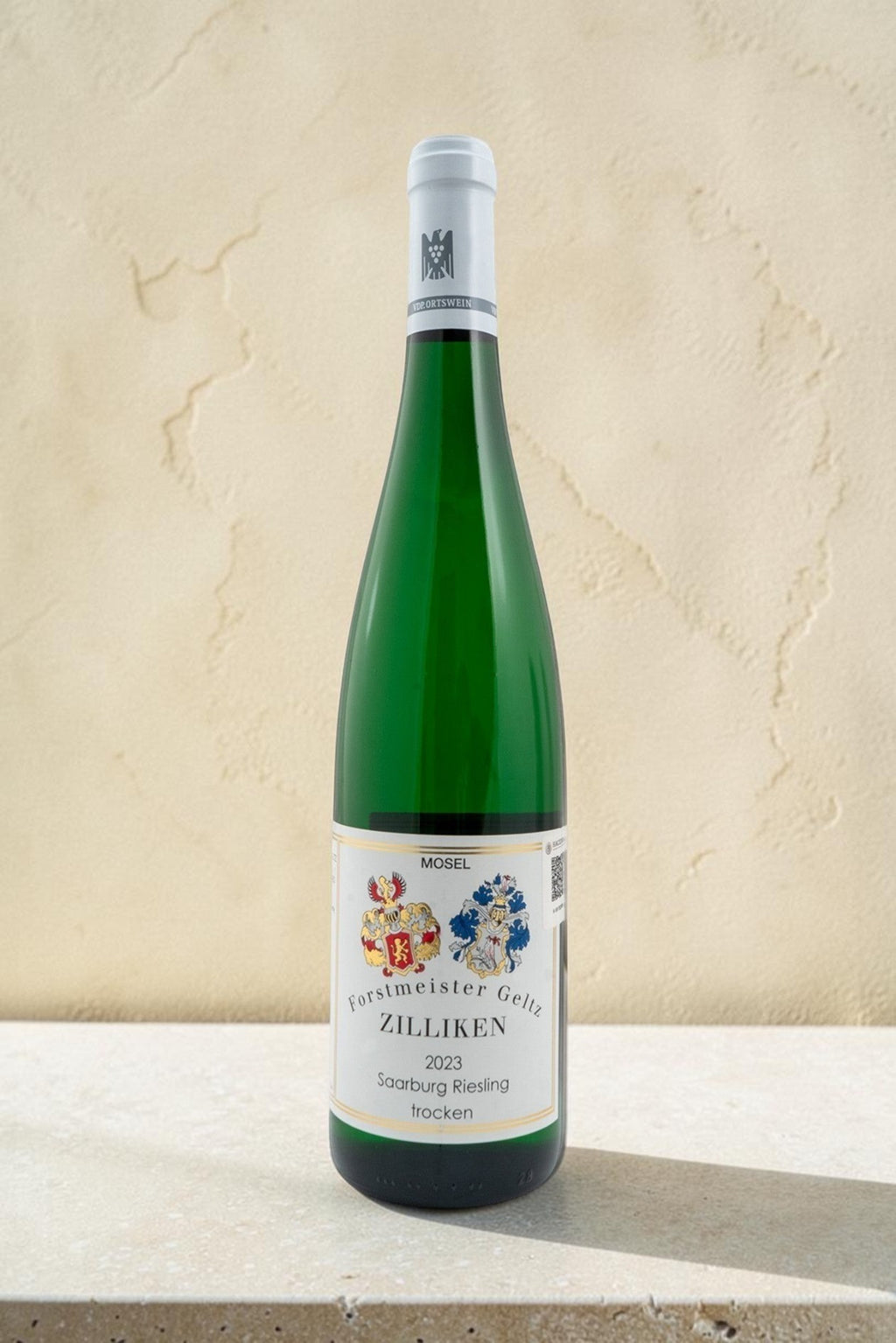 Botella de vino blanco Wellnex Weingut Zilliken Saarburg Riesling Trocken 2023 con etiqueta clásica sobre fondo neutro