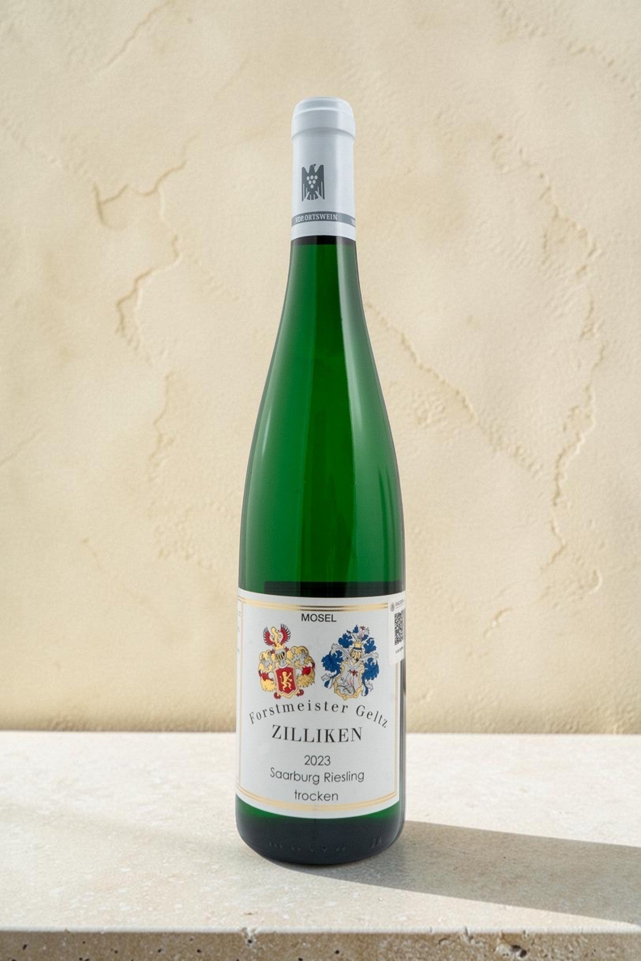 Botella de vino blanco Wellnex Weingut Zilliken Saarburg Riesling Trocken 2023 con etiqueta clásica sobre fondo neutro