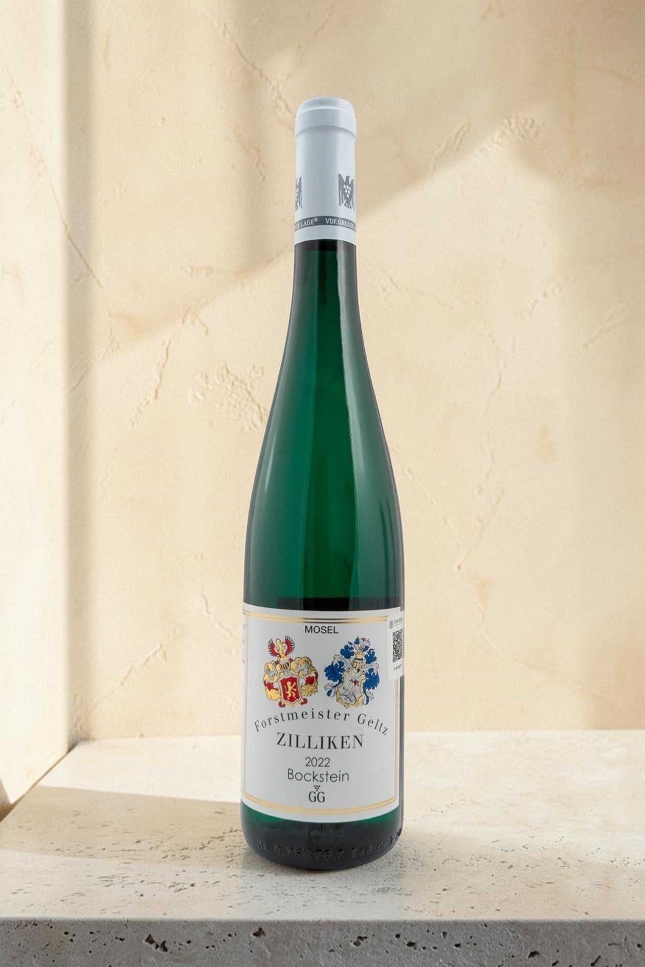 Botella de vino blanco Wellnex Weingut Zilliken VB Bockstein Riesling Grosses Gewachs 2022 sobre fondo claro