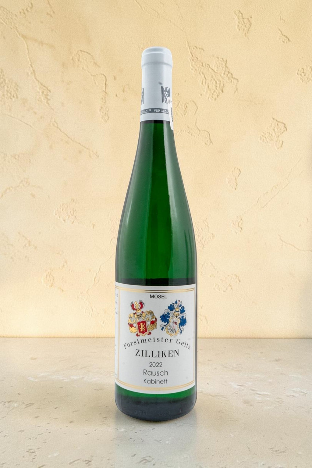 Botella de vino blanco Wellnex Weingut Zilliken Rausch Riesling Kabinett 2022 con etiqueta de escudos heráldicos