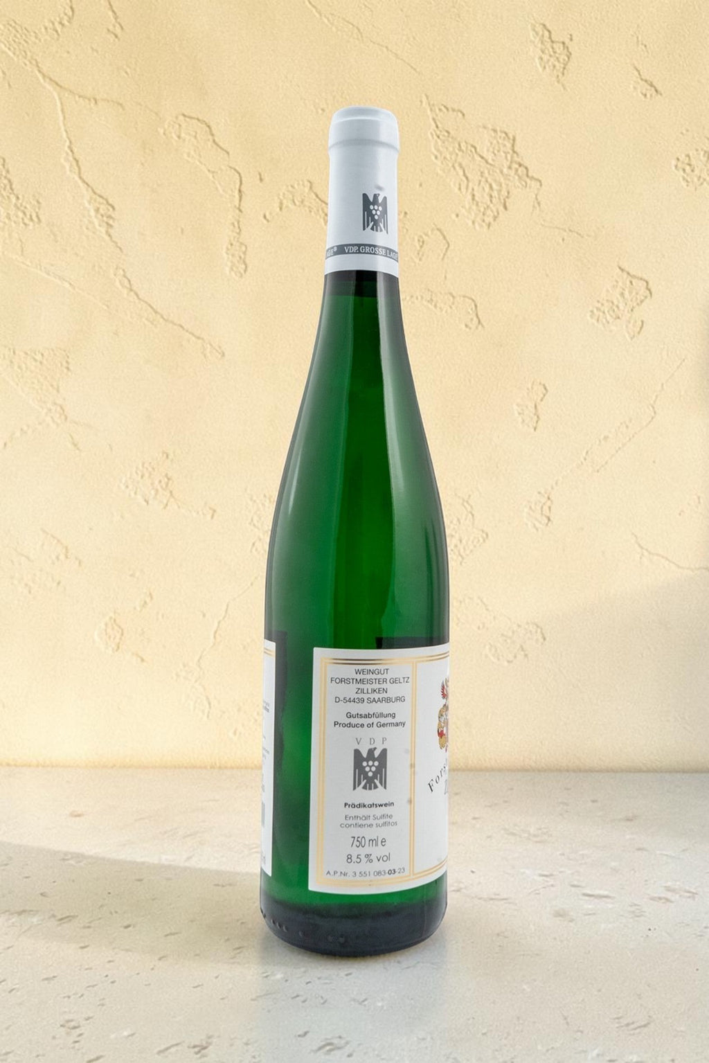 Botella de vino blanco Weingut Zilliken VB Saarburg Rausch Riesling Kabinett de Wellnex sobre fondo neutro