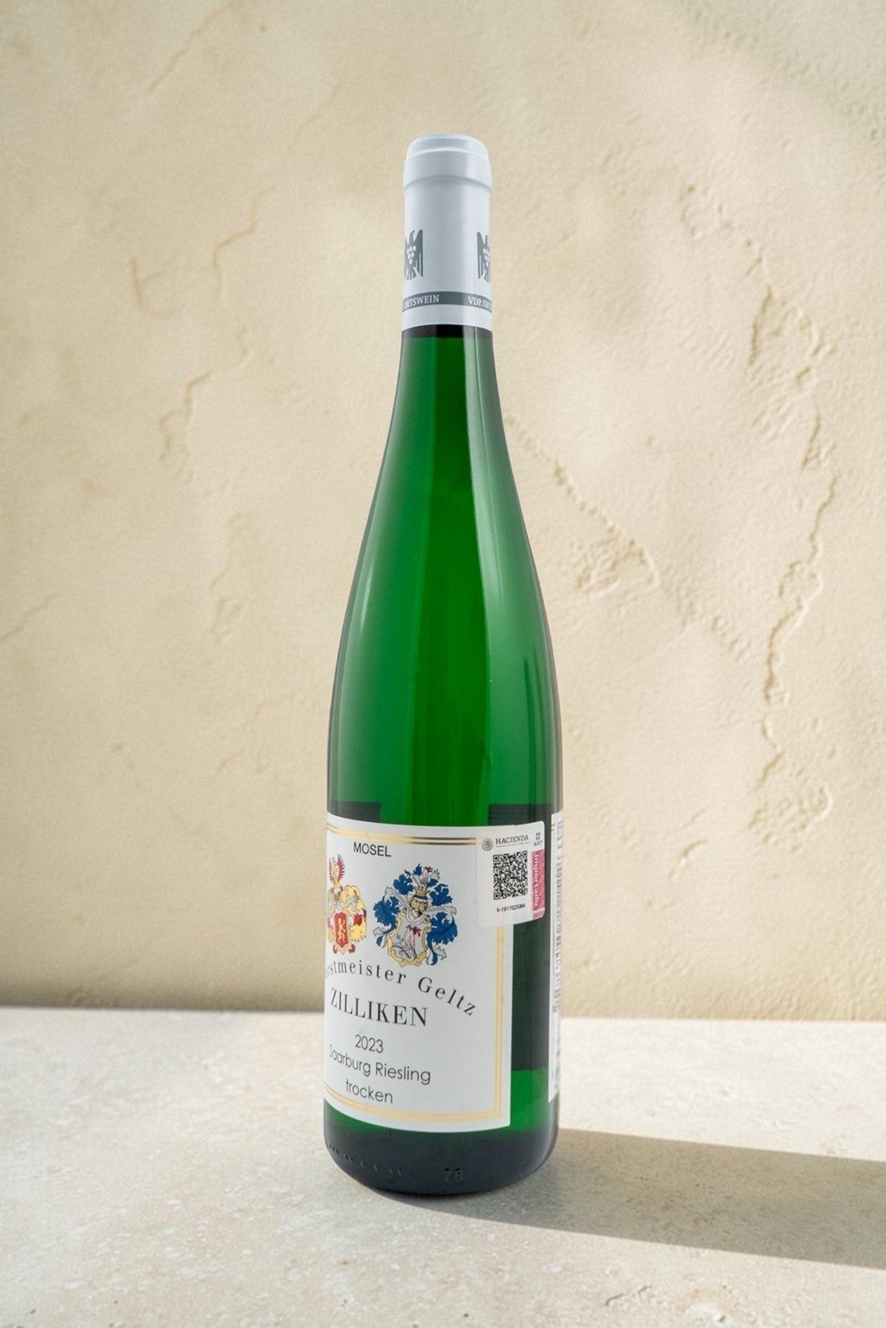 Botella de vino blanco Wellnex Weingut Zilliken Saarburg Riesling Trocken 2023 con etiqueta clásica sobre fondo claro
