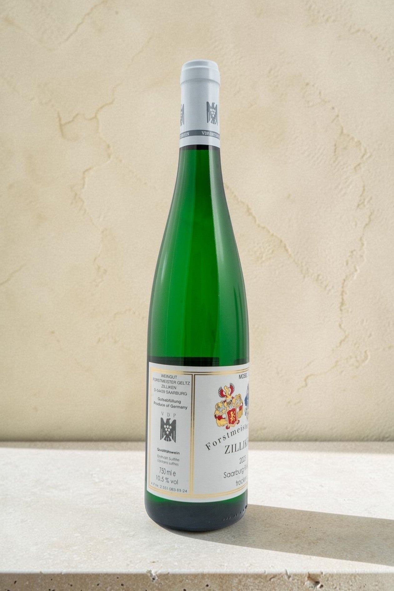 Botella de vino blanco Wellnex Weingut Zilliken VB Saarburg Riesling Trocken con etiqueta clásica sobre fondo neutro