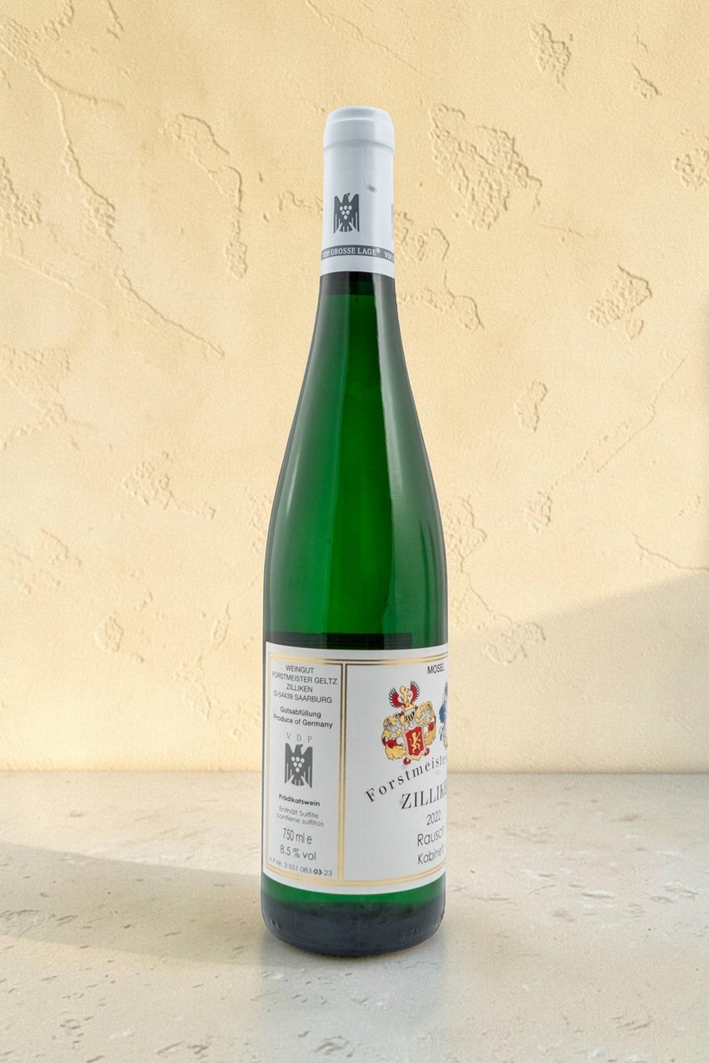 Botella de vino blanco Weingut Zilliken VB Saarburg Rausch Riesling Kabinett de Wellnex sobre fondo neutro