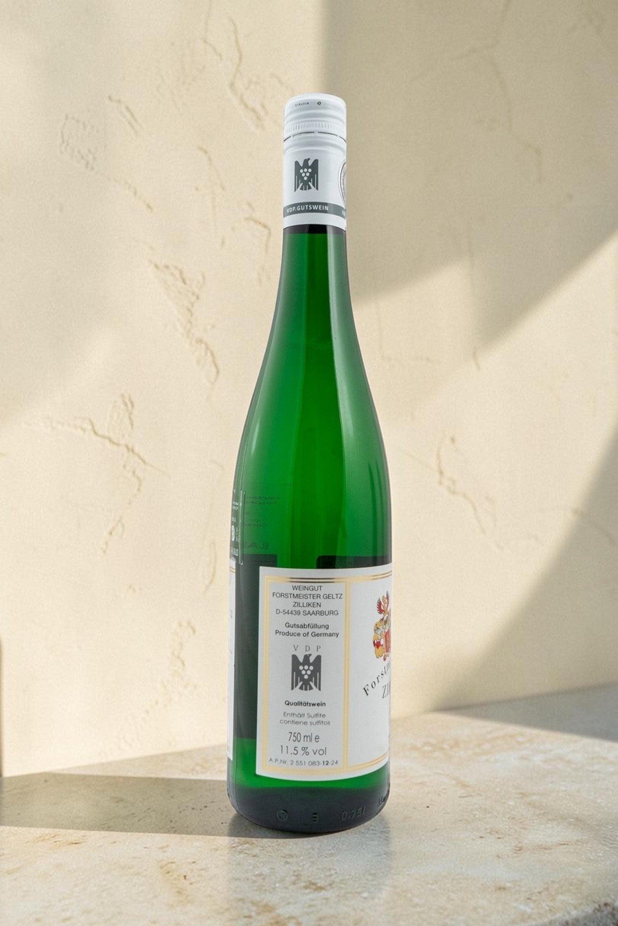 Botella de vino blanco Wellnex Weingut Zilliken Riesling Trocken con etiqueta clásica sobre fondo neutro
