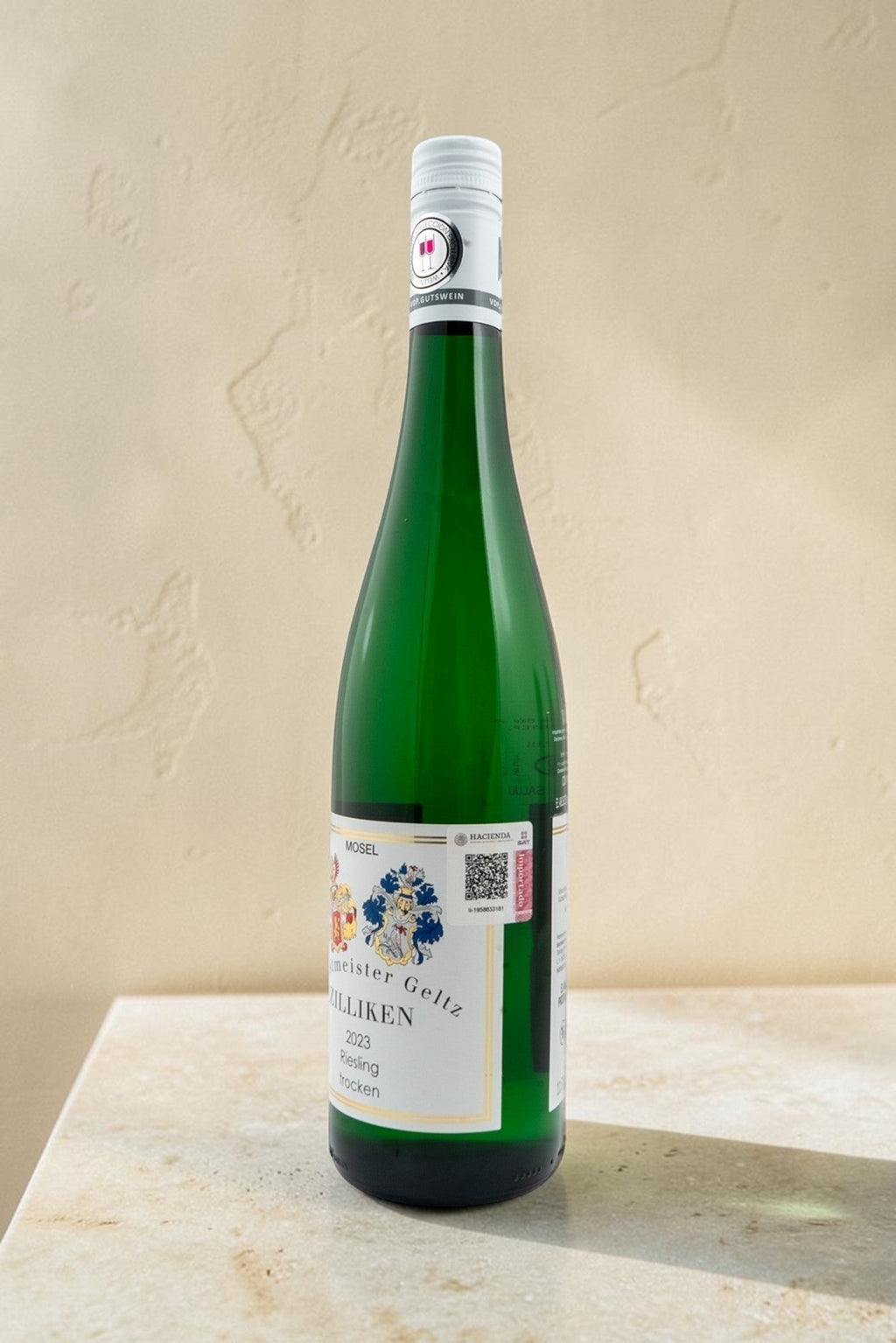 Botella de vino blanco Wellnex Weingut Zilliken Riesling Trocken 2023 con etiqueta clásica sobre fondo neutro