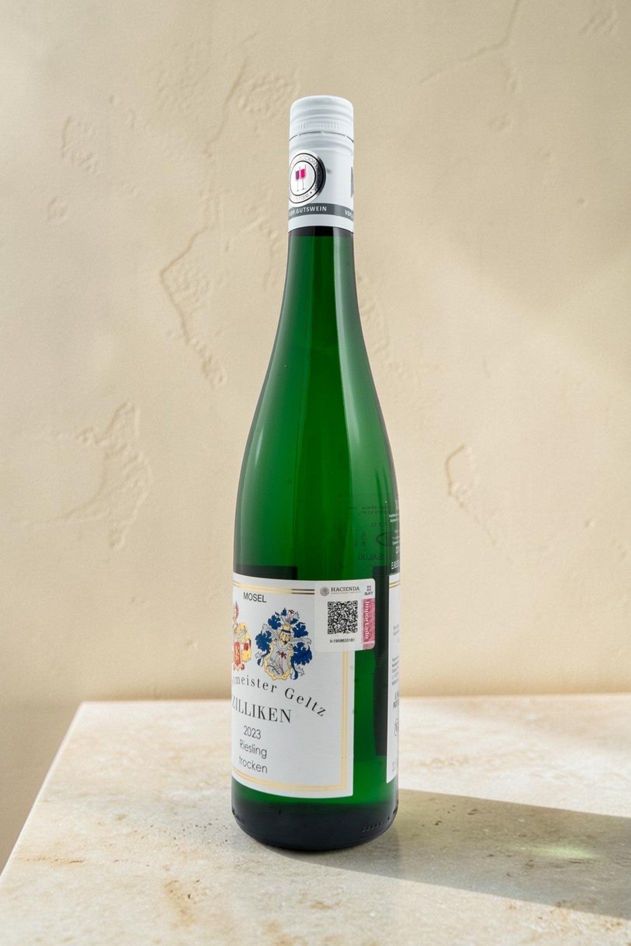 Botella de vino blanco Wellnex Weingut Zilliken Riesling Trocken 2023 con etiqueta clásica sobre fondo neutro