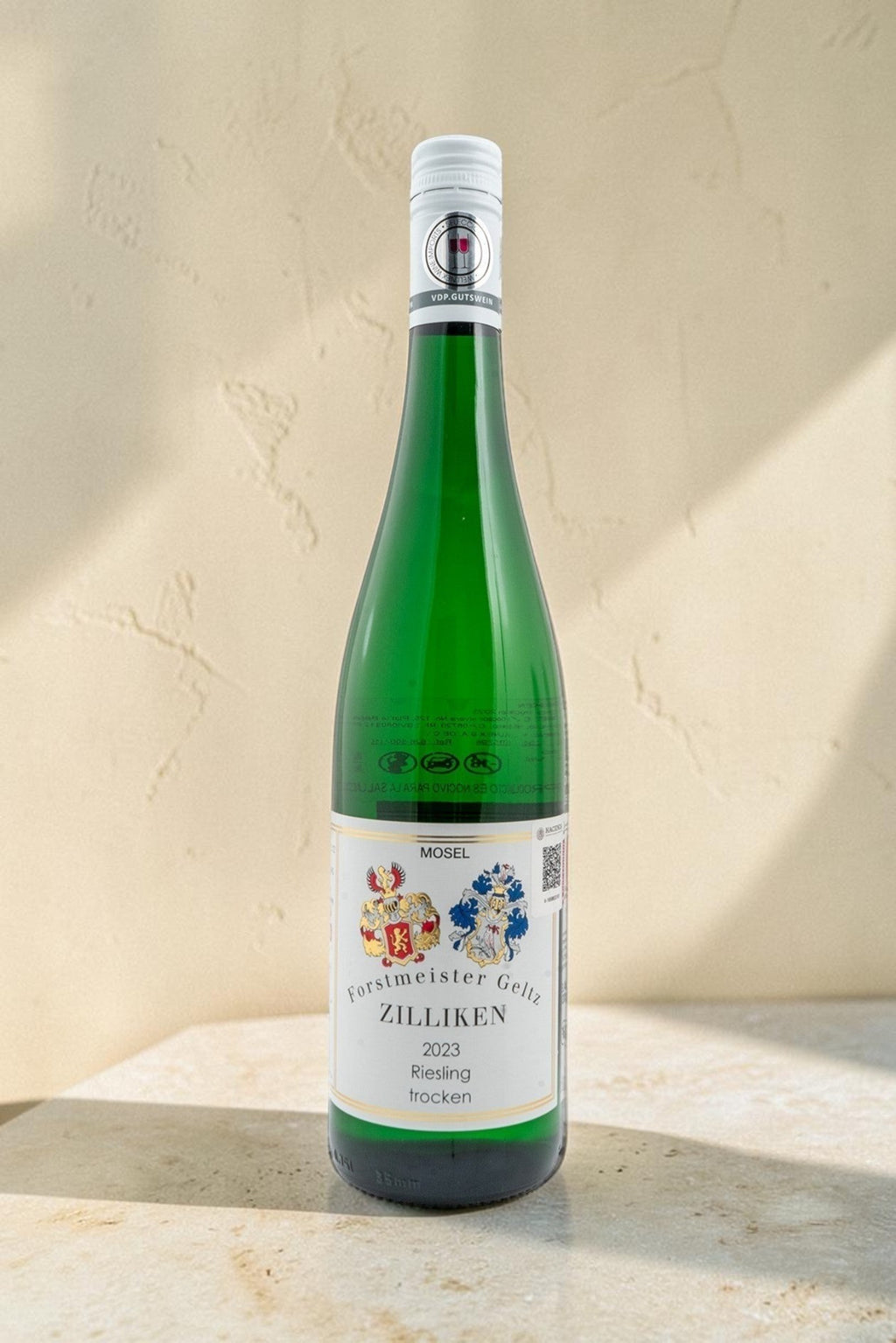 Botella de vino blanco Wellnex Weingut Zilliken Riesling Trocken 2023 con etiqueta clásica sobre fondo neutro