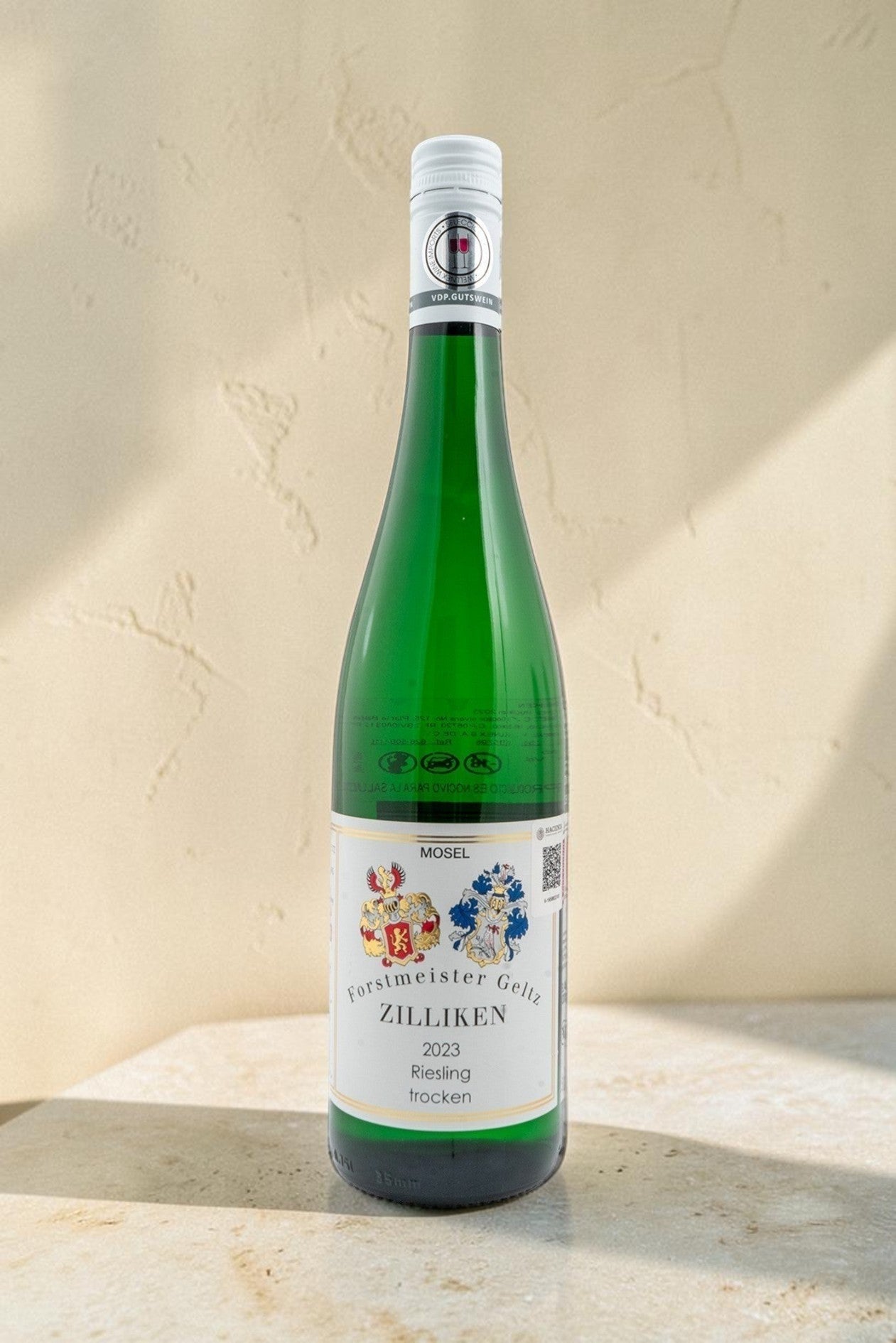 Botella de vino blanco Wellnex Weingut Zilliken Riesling Trocken 2023 con etiqueta clásica sobre fondo neutro