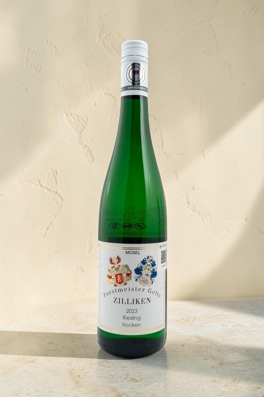 Botella de vino blanco Wellnex Weingut Zilliken Riesling Trocken 2023 con etiqueta clásica sobre fondo neutro