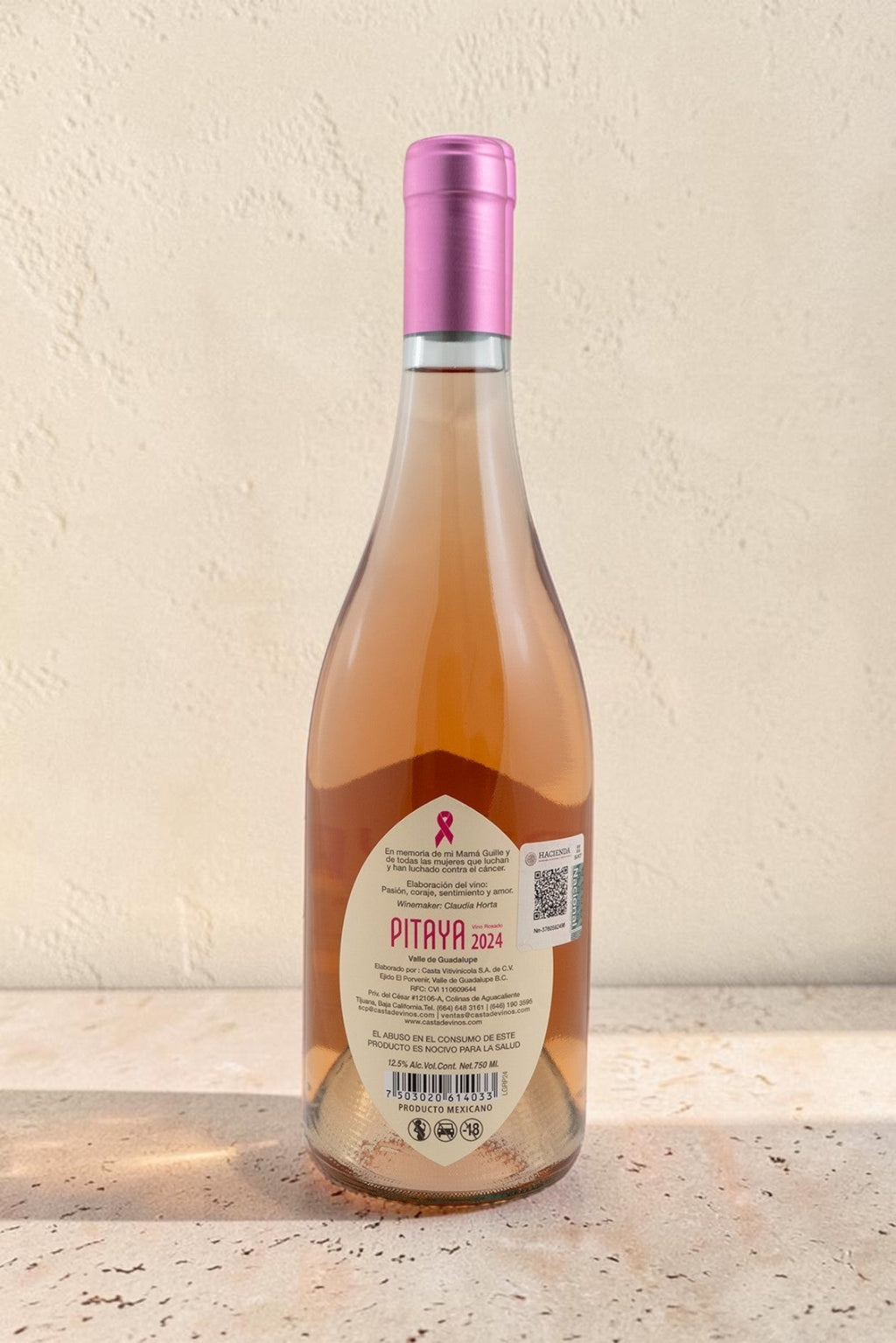 Botella de vino rosado Wellnex Pitaya 2024 de color salmón pálido con etiqueta informativa y cápsula rosa