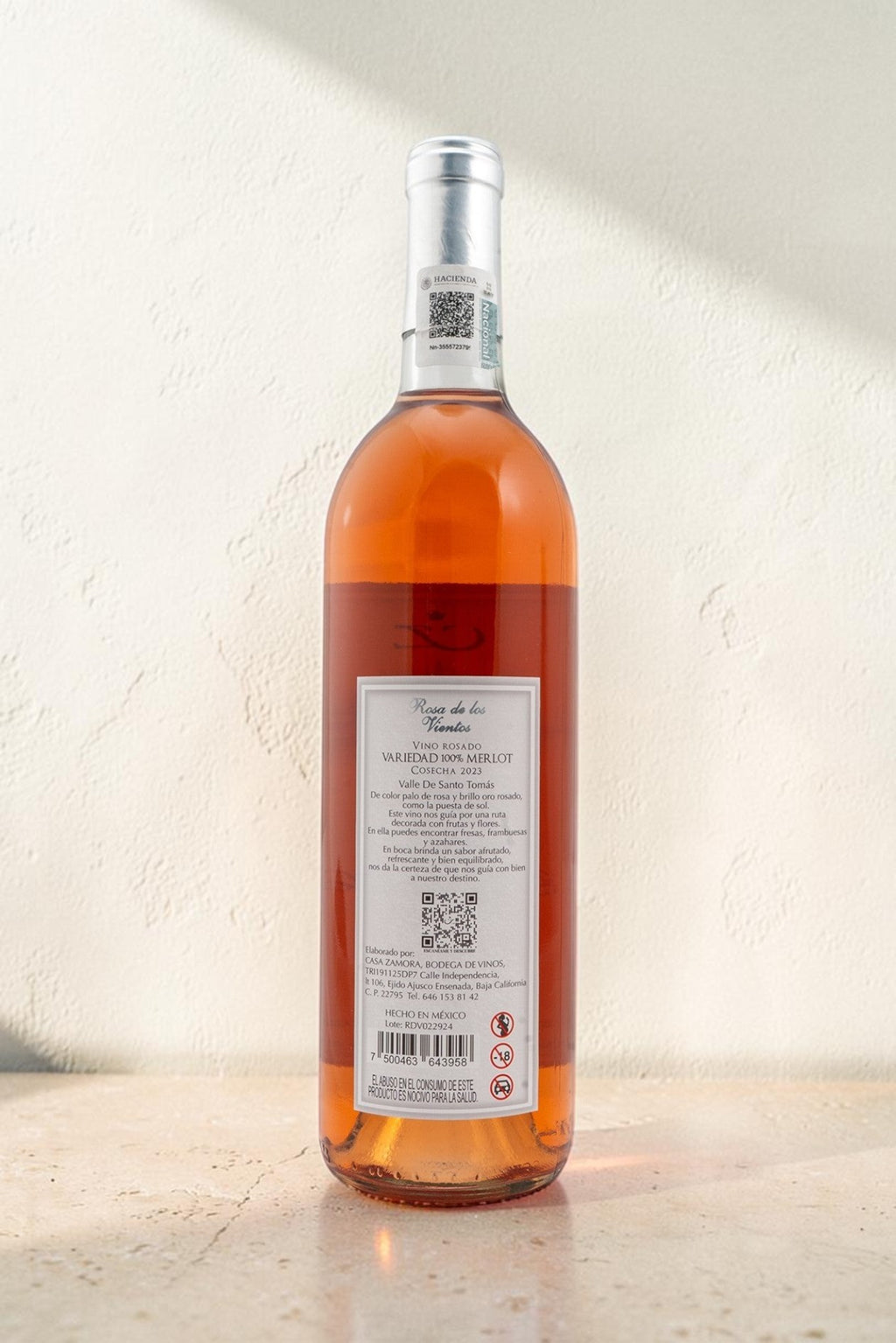 Botella de vino rosado Wellnex Rosa de Los Vientos con etiqueta informativa y tono salmón brillante