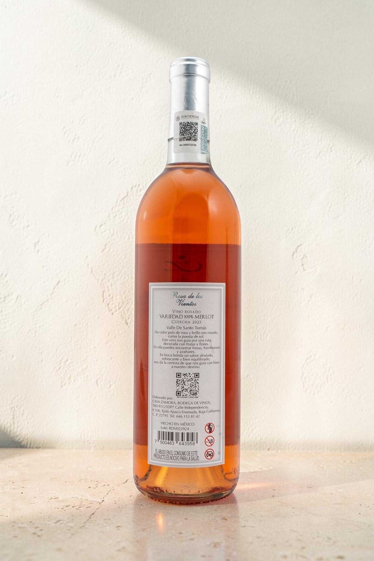Botella de vino rosado Wellnex Rosa de Los Vientos con etiqueta informativa y tono salmón brillante