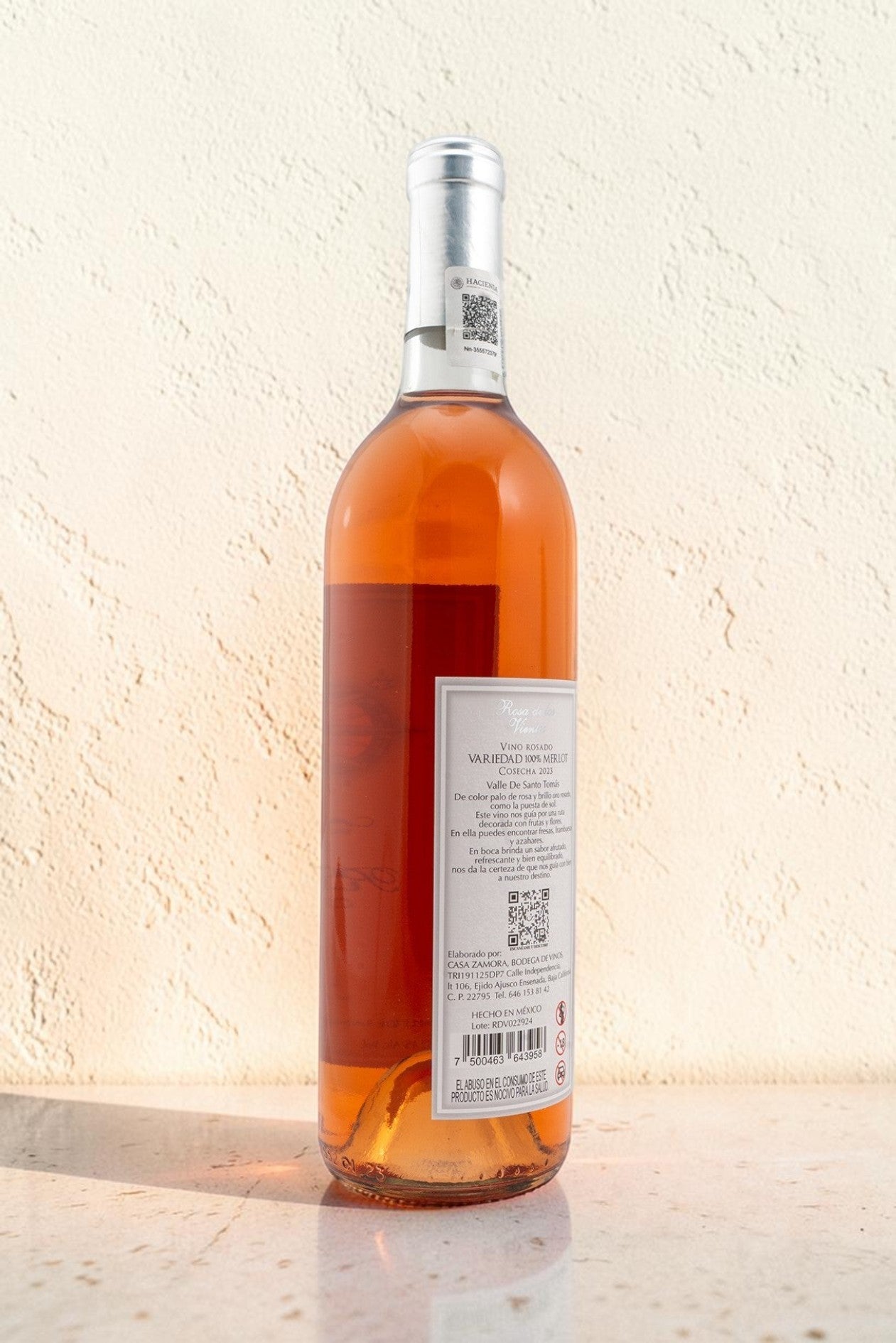 Botella de vino rosado Wellnex Rosa de Los Vientos con etiqueta informativa sobre fondo claro