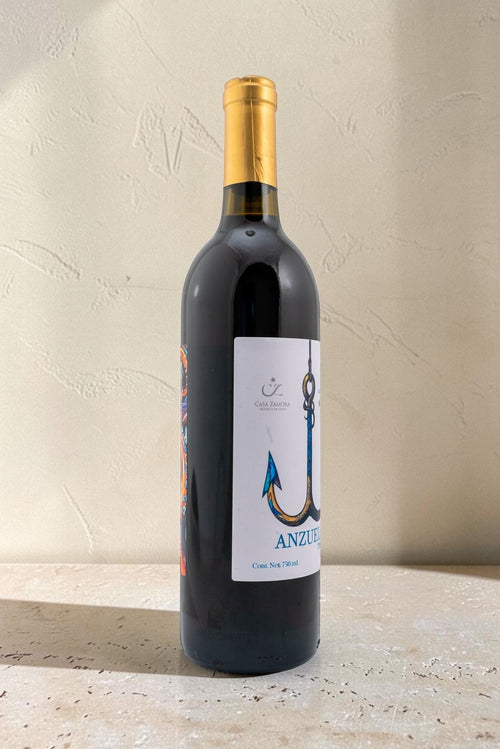 Botella de vino tinto Wellnex Anzuelo con etiqueta ilustrada de un anzuelo sobre fondo claro