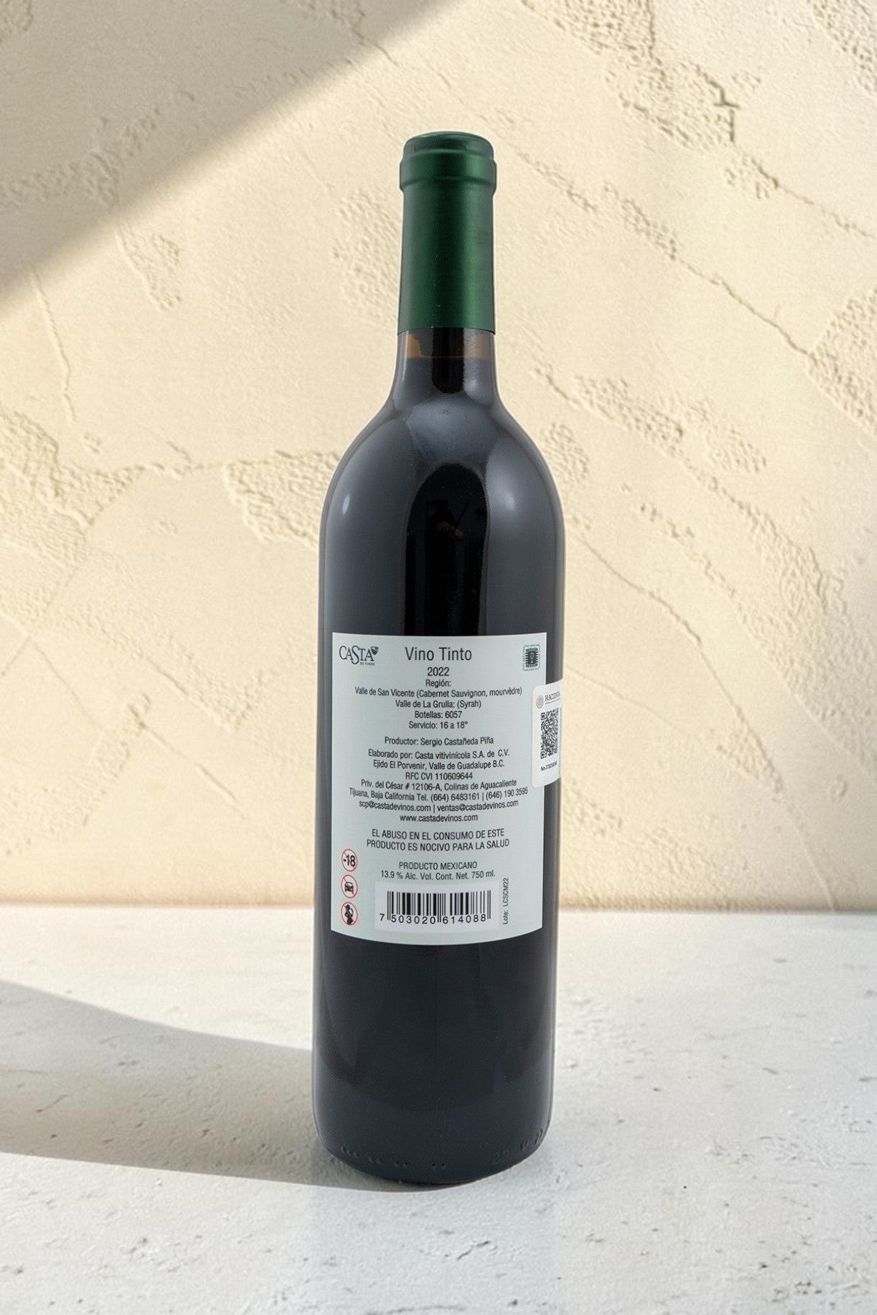 Botella de vino tinto Wellnex Cardon con etiqueta informativa sobre fondo claro