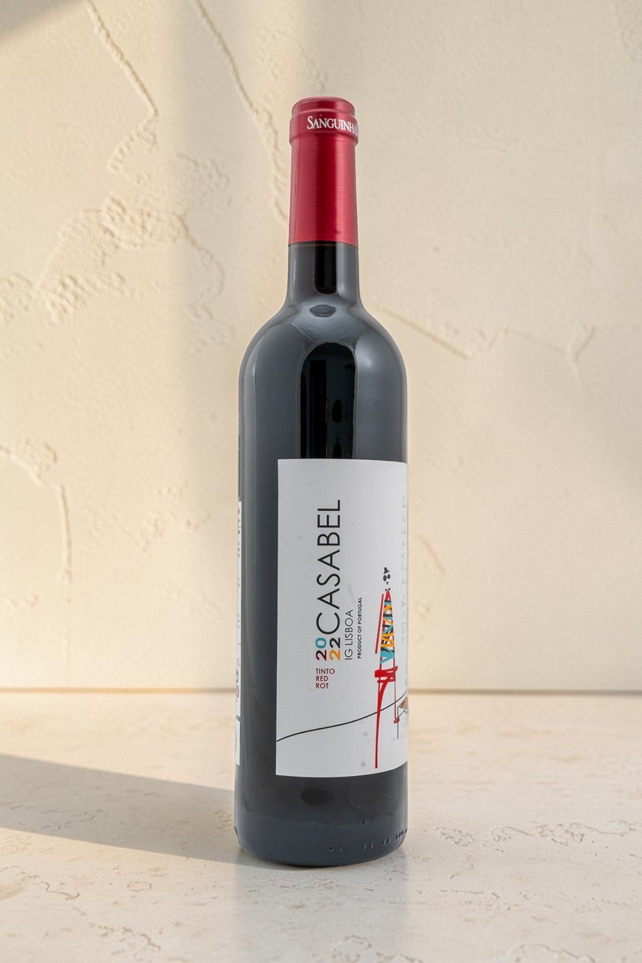 Botella de vino tinto Casabel de Wellnex con etiqueta ilustrada sobre fondo neutro
