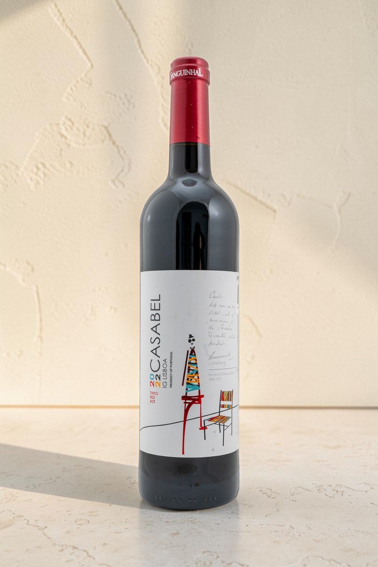 Botella de vino tinto Casabel de Wellnex, con etiqueta ilustrada, aroma frutal y estructura equilibrada.