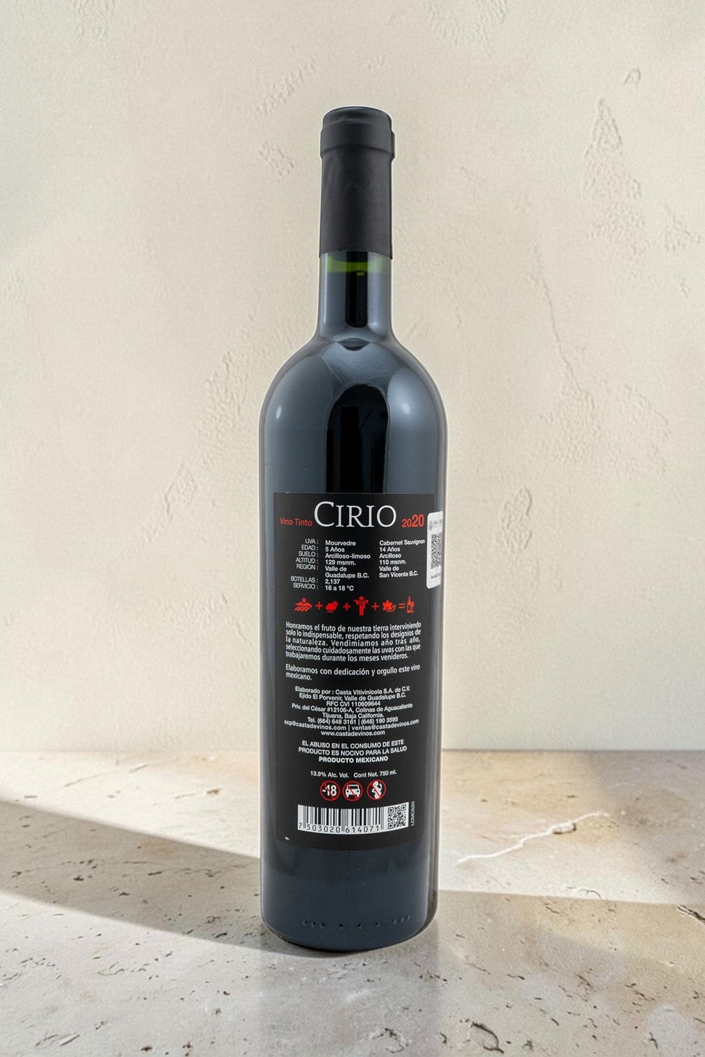Botella de vino tinto Cirio de Wellnex con etiqueta trasera detallada sobre fondo neutro