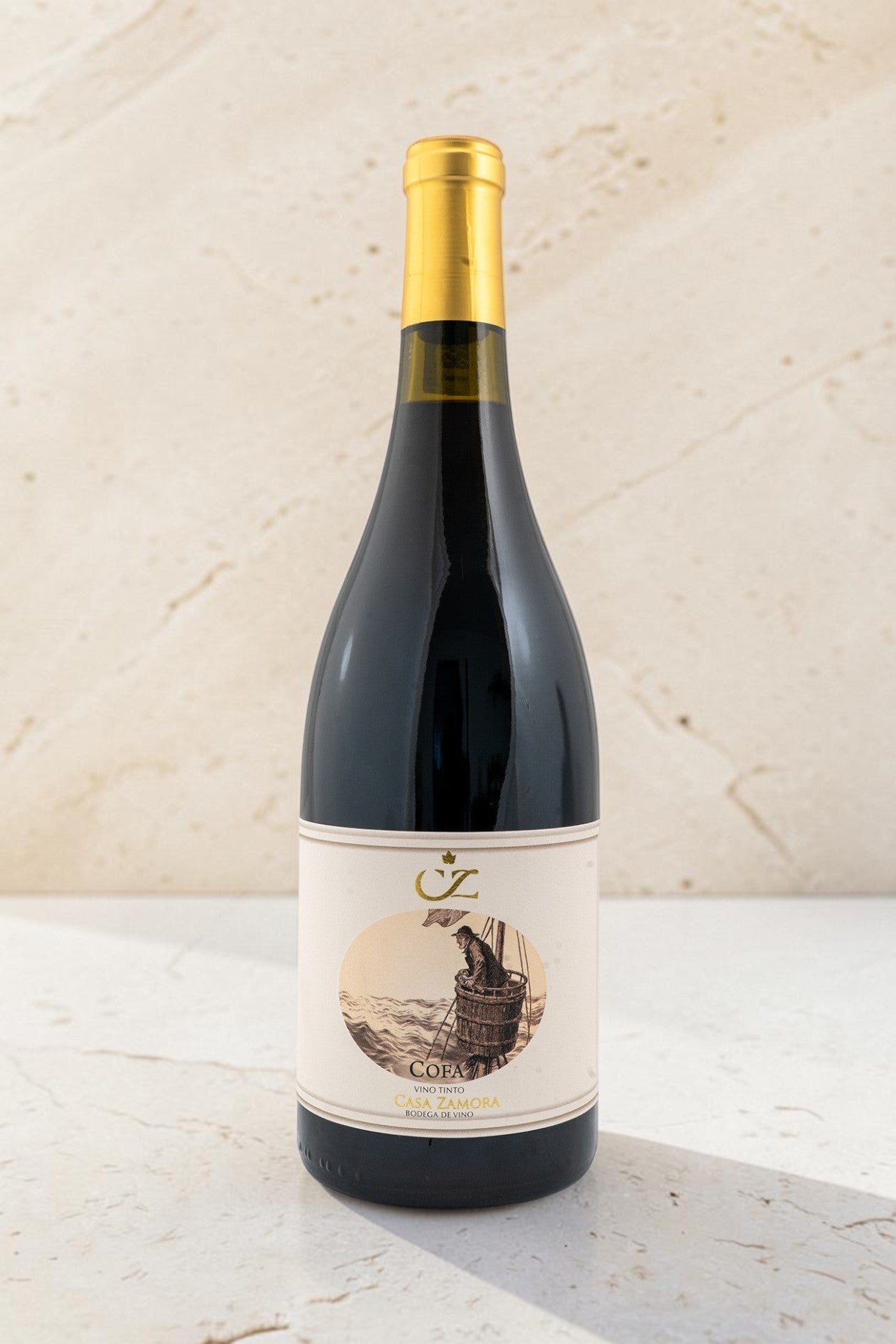 Botella de vino tinto Cofa de Wellnex con etiqueta ilustrada, cápsula dorada y diseño elegante sobre fondo claro.